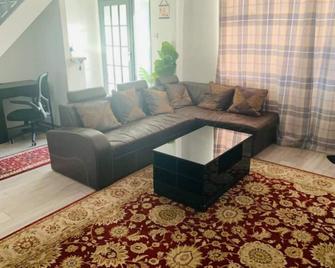 Surrey Hills Retreat - 2 Bed - Easy Access to Central London - Ash - Phòng khách