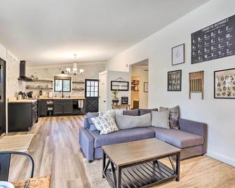 Cottage with Grill and Fire Pit in Osage Beach! - Osage Beach - Living room