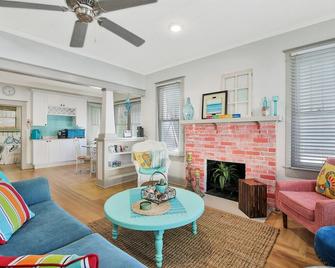 Old Florida Cracker House in downtown Stuart - Stuart - Living room