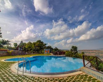 Nirvana Eco and Agro Resort - Mahabaleshwar - Pool