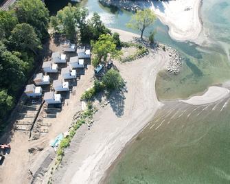 Luxury Waterfront Resort with private beach cabana, sauna, spa and more. - Silver Creek - Outdoors view