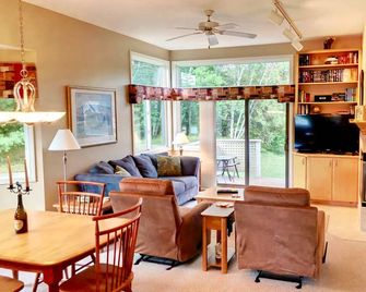 G4 Modern home with AC within walking distance of golf course and Mt Washington Hotel - Carroll - Obývací pokoj