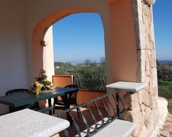 Albergo Residenziale Li Troni - Budoni - Balcón