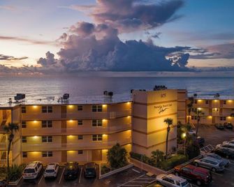 Perfect for Families - Oceanfront Ground Floor Condo w/ Large Heated Pool - Satellite Beach - Edificio