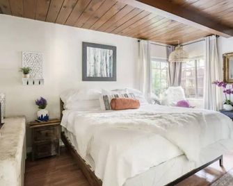 Bohemian bungalow with a private pool - Los Angeles - Bedroom