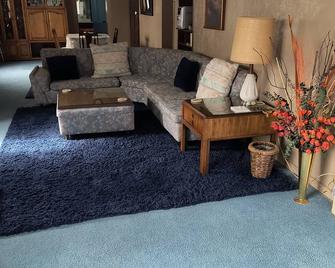 Old West Hideout - Large 2 Bedroom, One Block From Historic Route 66! - Seligman - Living room
