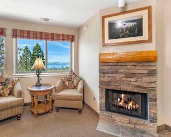 Large units many with lake views, full kitchens, covered parking - Stateline - Vardagsrum