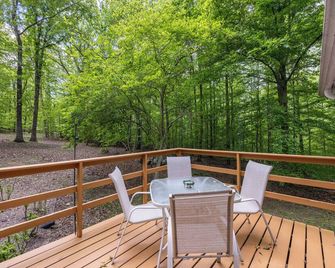 Charming 2-bedroom cottage in lovely Madison with WiFi, AC - Madison - Balcón