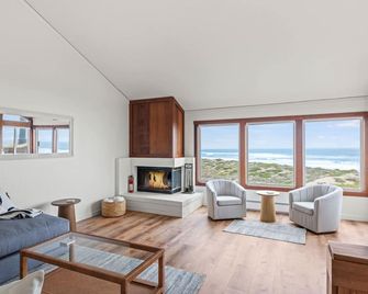 Dunes Sea Haven: Ocean Front 3br 3ba - Moss Landing - Living room