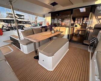 EDEN modern catamaran for 2 to 8 p. at the dock - Hyères - Ravintola