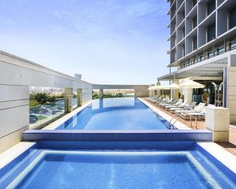 阿布扎比阿爾巴斯頓阿達吉奧公寓酒店 - 阿布達比 - 阿布扎比 - 游泳池