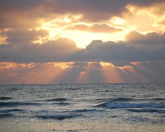 Ocean View Beach Access Steps Away Kid And Dog Friendly-- Boat Parking - North Topsail Beach - Playa