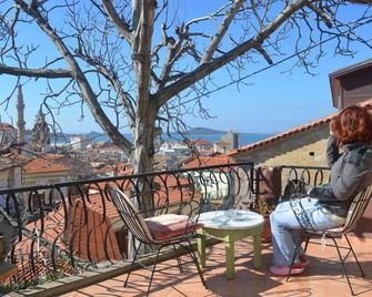 تاكسياهيز بنسيون - ايفاليك - شرفة