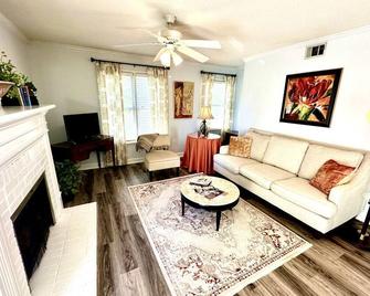 Trendy 2bed 2 Bath Villa In The Village - Raleigh