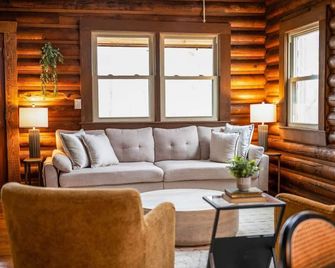 Riverwood - James River Cabin, Riverfront with Hot Tub and Mountain Views! - Madison Heights - Huiskamer