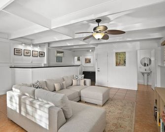 Kauai Pane 4 Bedroom Home - Koloa - Living room