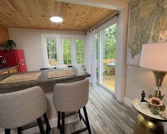 Spacious 1 Bedroom Close to Everything 4 - Edgecomb - Comedor