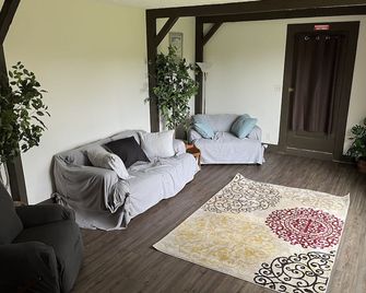 Menlo Farmhouse - Menlo - Living room
