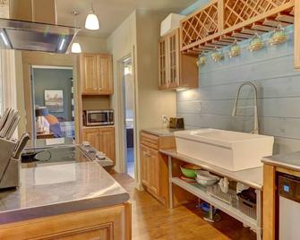 The Lodge- 3-bedroom with WiFi, AC and pool in gorgeous Amenia - Amenia - Kitchen