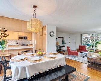 Yellow Door Ranch - Convenient comfort. Winter Special reduced price! - Vancouver - Sala de jantar