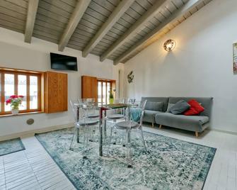 Charming Apartment near Vicenza Station! - Vicenza - Comedor