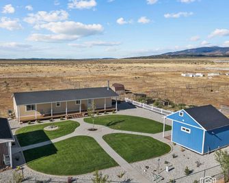 Serene Farmhouse Retreat on 20 Acres – Near Zion, Bryce, & Grand Canyon! - Cedar City - Edificio