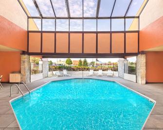 Super 8 by Wyndham Vandalia/Dayton International Airport - Vandalia - Zwembad