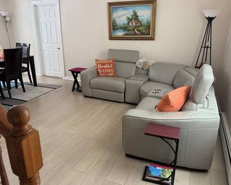 Cozy cute Relaxing home - Southbury - Sala de estar