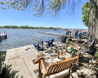 Sandy Pond Lake House | Pets | Tiki Bar | Fire Pit - Pulaski - Binnenhof