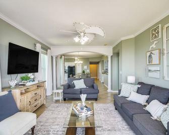 Gulfport Oceanfront Vacation Rental Walk to Beach - Gulfport - Stue
