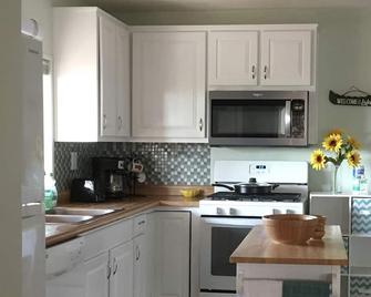 Captain's Quarters: Home on 1/2 acre, pets okay, circle drive, new Trex deck. - Elephant Butte - Kitchen