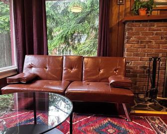 Family Cabin at Rainier Lodge -0.4 m from entrance - Ashford - Living room