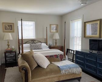 Guest House at 1796 Historic Farm in Wine Country - Lovettsville - Bedroom