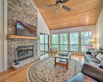 Scenic Sapphire Condo with Deck and Gas Grill! - Sapphire - Sala de estar