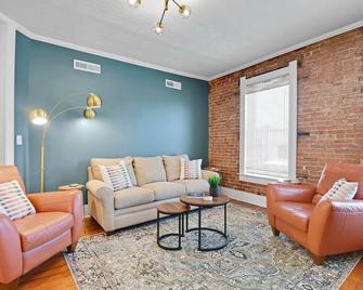 On The Bricks Loft, Wellsville, Ks - Baldwin City - Living room