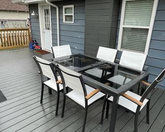 Beautifully remodeled Bungalow steps away from Historic Route 66 and SNU - Bethany - Balcony