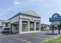 Days Inn & Suites by Wyndham Columbus East Airport - Reynoldsburg - Building