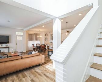 Luxurious Charm & Comfort: Your Perfect Getaway; 6 mi from Downtown Charlotte! - Charlotte