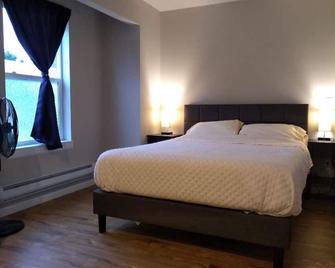 ✥ Memory Foam Bed, Memory Foam Beds & Smart Tv - Renton - Bedroom