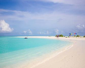 Sunshine Lodge: Luxurious Rooms, Delicious Food and Fantastic Excursion Trips - Guraidhoo - Beach