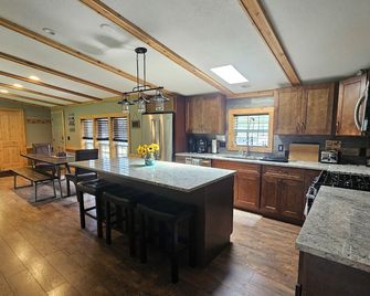 Beautifully remodeled private cabin in the woods with screen porch - New Lisbon - Cocina