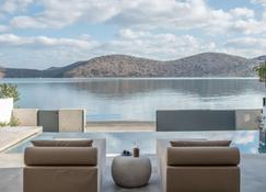 Villa Mimaze Minimalist Living - Elounda - Zwembad