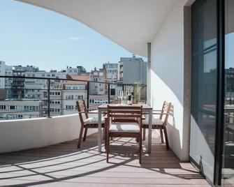 Nieuw appartement nabij het strand met privégarage - Ostende - Balcón