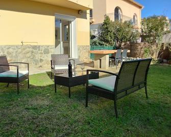 Beautiful 2-bedroom apt with garden, close to city - Le Boulou - Binnenhof
