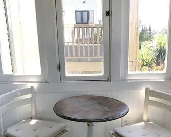 Charming 2BR Cape in Silver Lake @ Sunset Junction- Sun Porch- 30 Night Minimum - Los Angeles - Restaurant