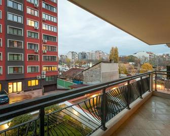 Modern And Bright Apartments Near Center - Free Parking - Sofía - Balcón