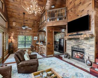 New! Fox & Bear Lodge Near Center Hill Lake - Smithville - Living room
