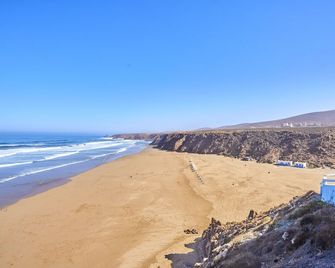 Beachfront Paradise: Charming 1br + Ocean Views - Mirhleft - Beach