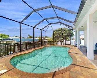 Spacious, dog friendly home with pool, on waterway within minutes to the Gulf - Bokeelia - Pool