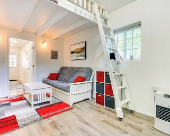 Charming Alaska Vacation Rental with Gas Grill! - Talkeetna - Living room